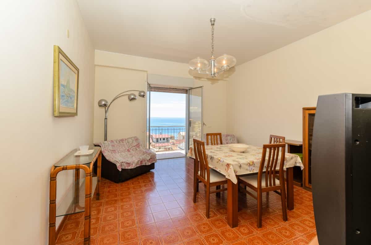 公寓 在 里瓦圣特雷莎, 西西里岛 10699945