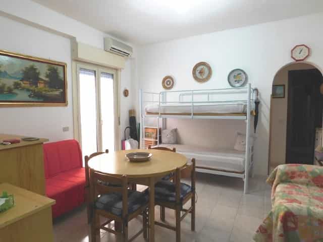 公寓 在 里瓦聖特雷莎, 西西里島 10699948