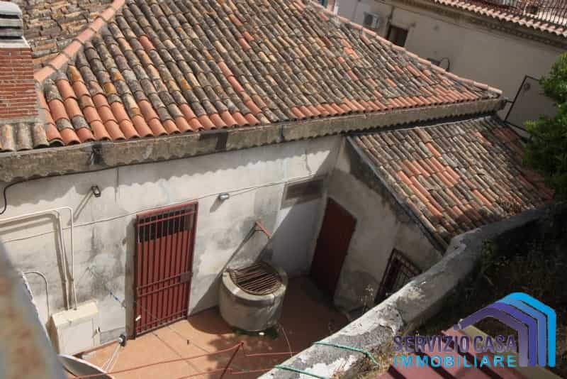 жилой дом в Санта-Тереза-ди-Рива, Сицилия 10699963