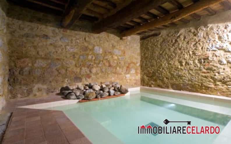 rumah dalam Monteriggioni, Tuscany 10700514