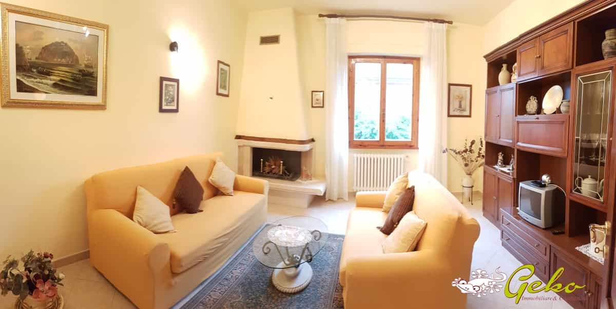 Квартира в Тавернель у Валь ді Пеза, Тоскана 10700518