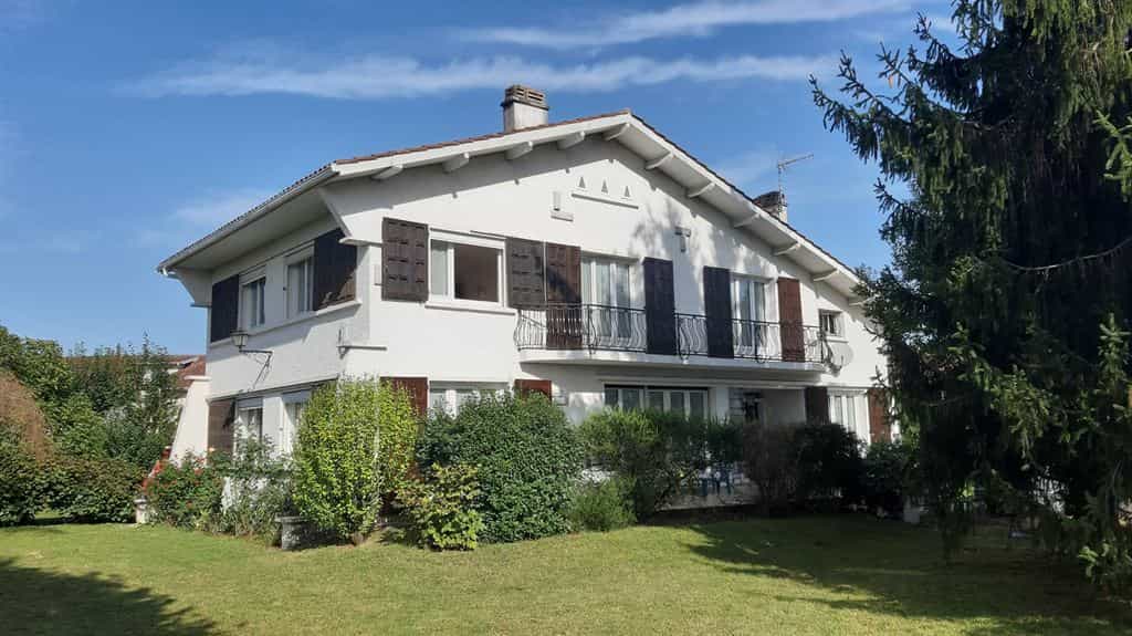 Dom w Pau, Nouvelle-Aquitaine 10701018