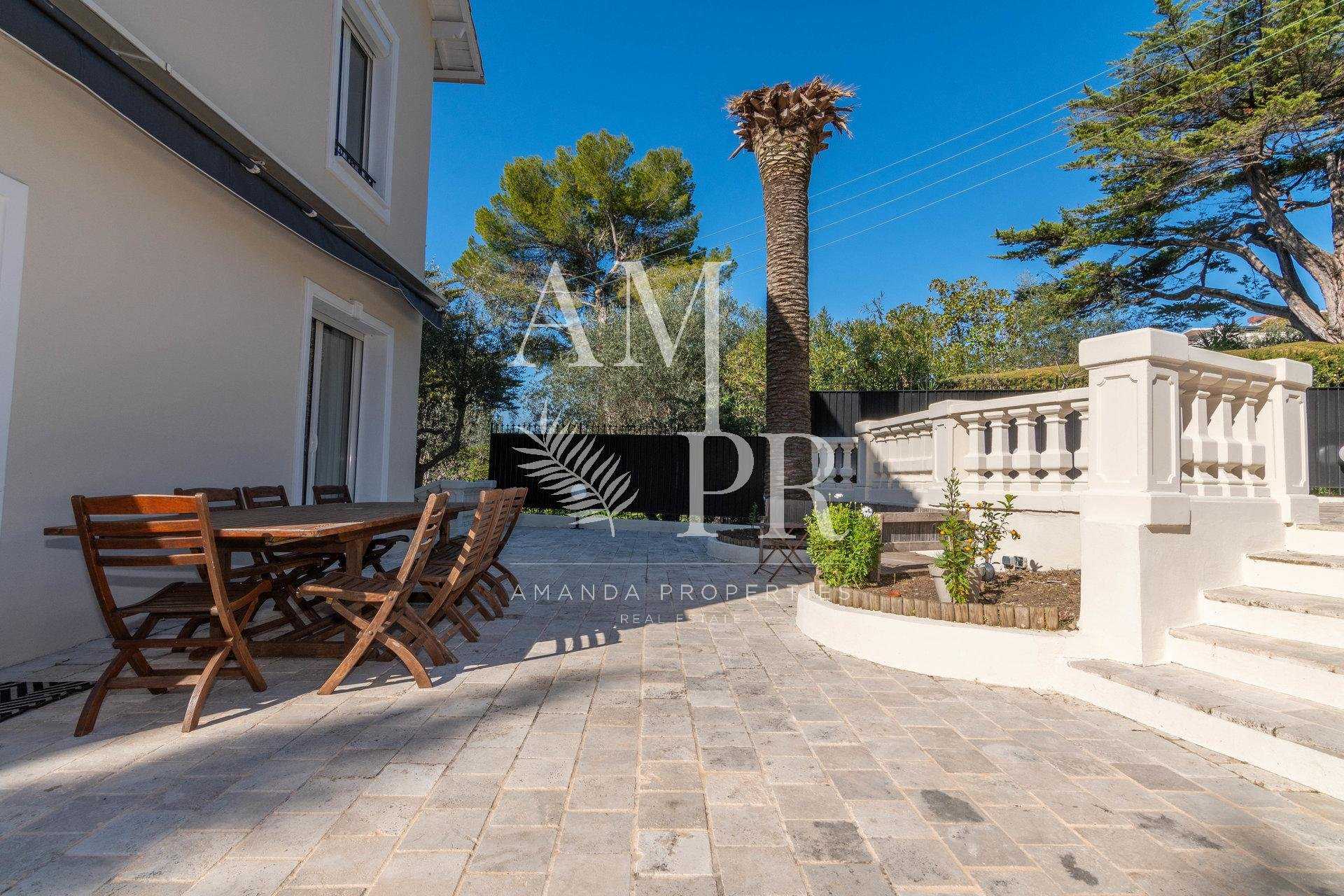House in Le Four-a-Chaux, Provence-Alpes-Cote d'Azur 10701142