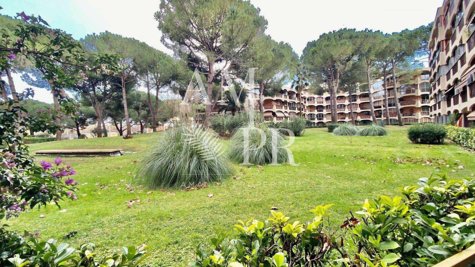 Condominium in La Napoule, Provence-Alpes-Côte d'Azur 10701143