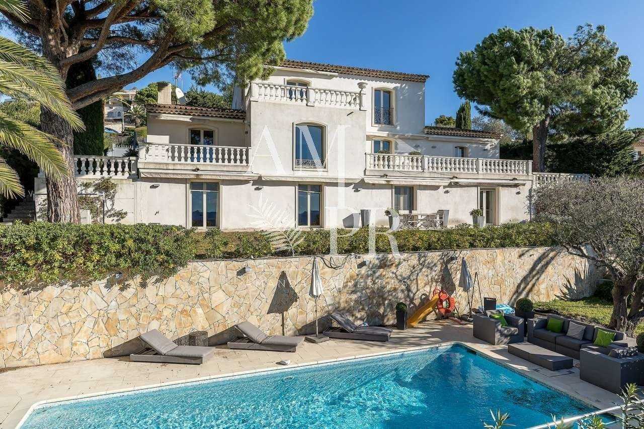 House in Le Four-a-Chaux, Provence-Alpes-Cote d'Azur 10701258