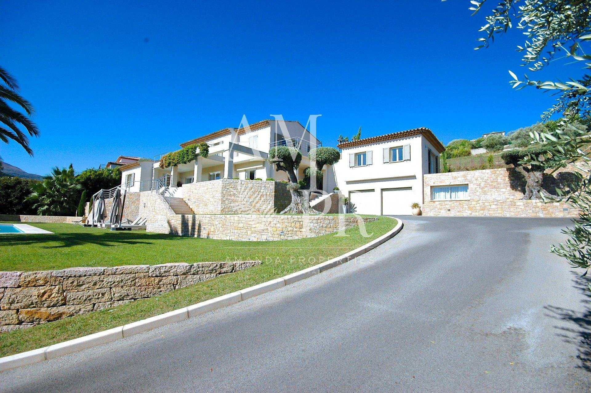 بيت في Saint Paul de Vence, Provence-Alpes-Côte d'Azur 10701338