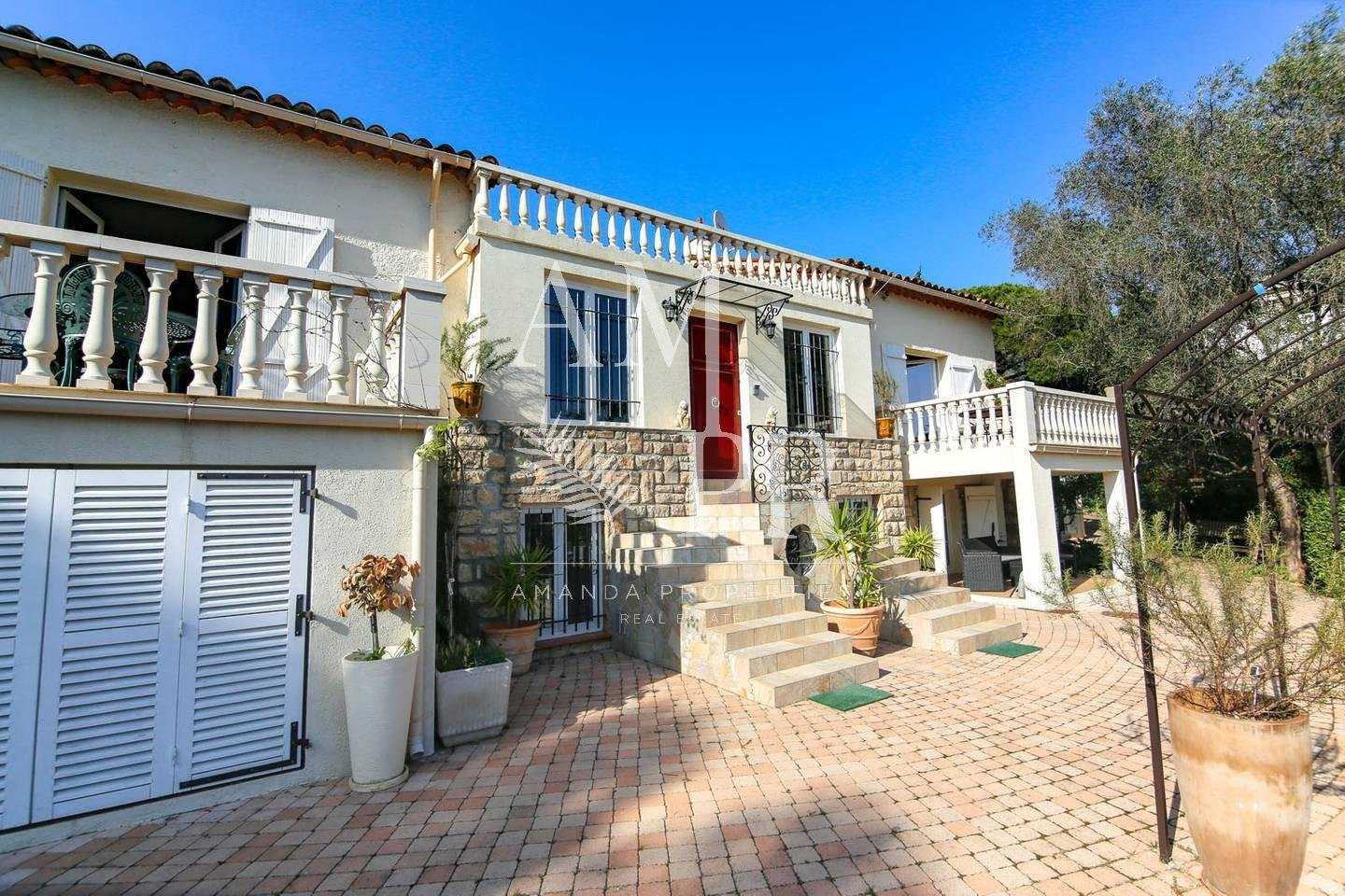 House in Le Four-a-Chaux, Provence-Alpes-Cote d'Azur 10701372