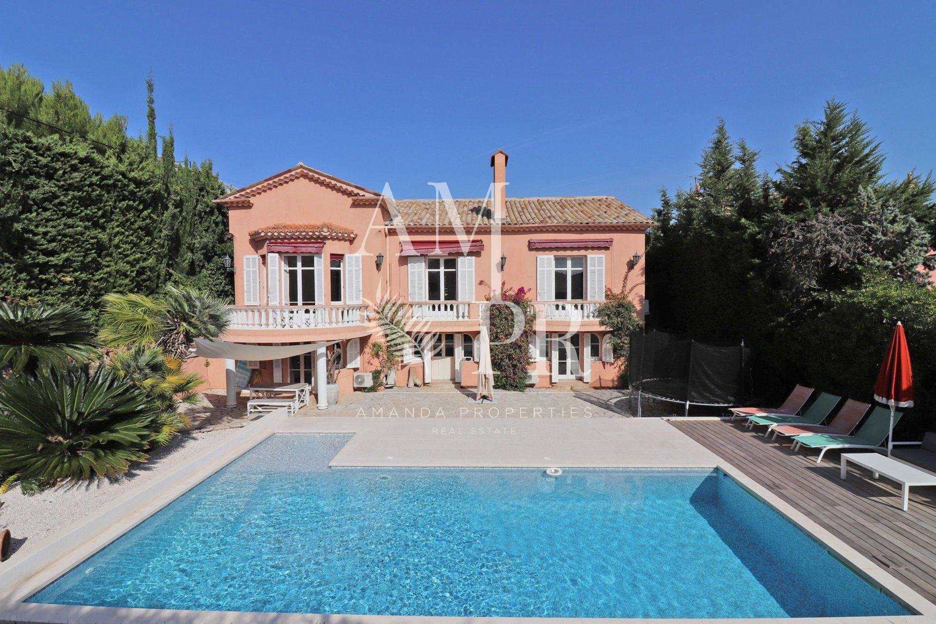 House in Le Four-a-Chaux, Provence-Alpes-Cote d'Azur 10701426