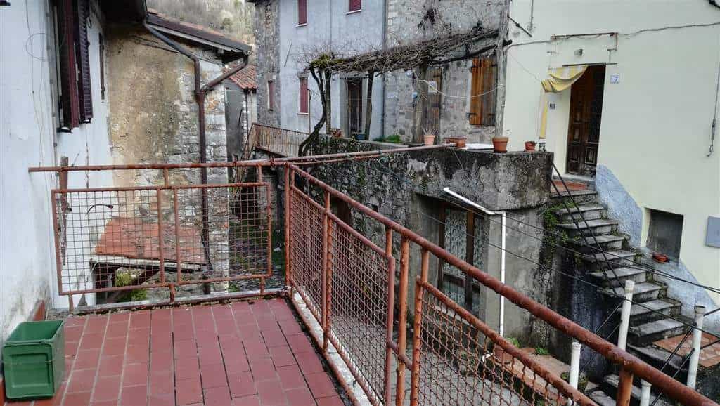 жилой дом в Borgo a Mozzano, Tuscany 10701470