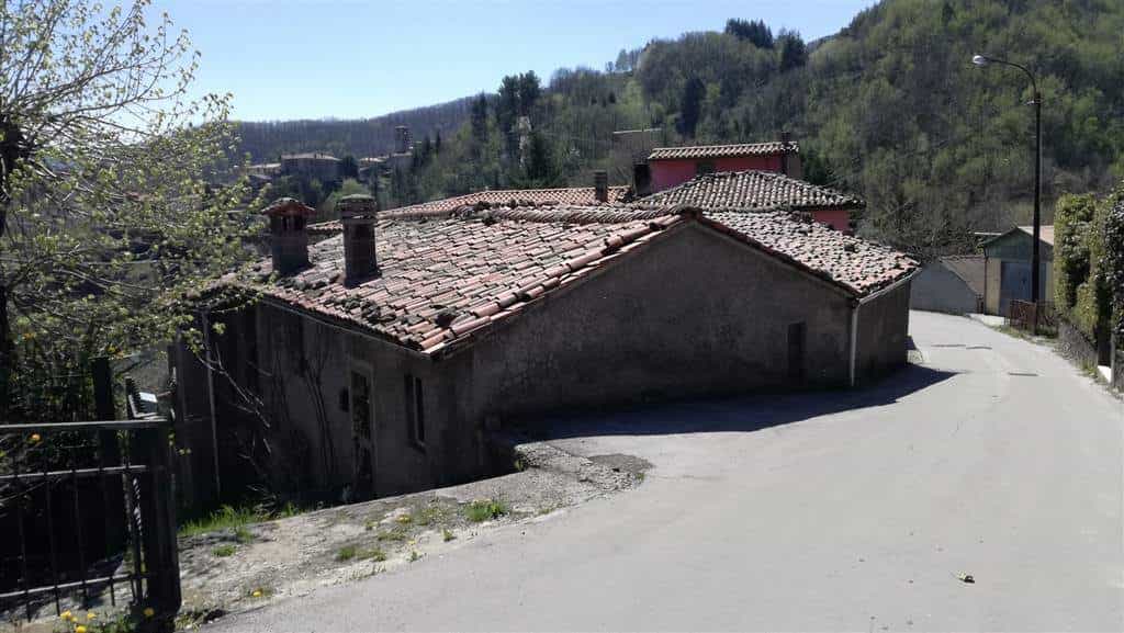 rumah dalam Molazzana, Tuscany 10701472