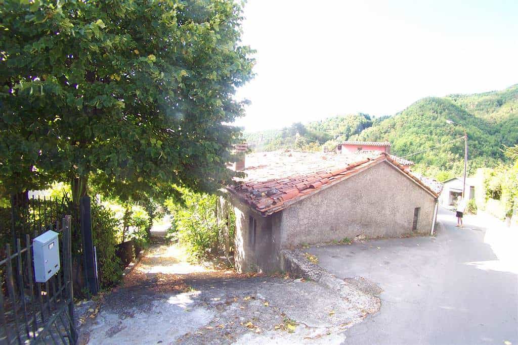 House in Molazzana, Tuscany 10701472