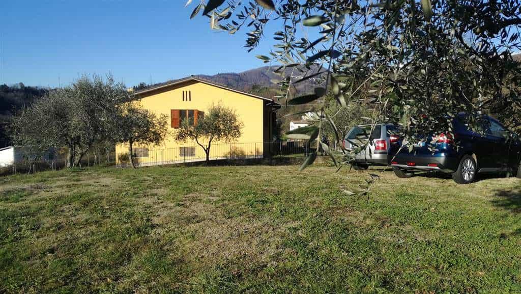 Rumah di Barga, Toskana 10701504