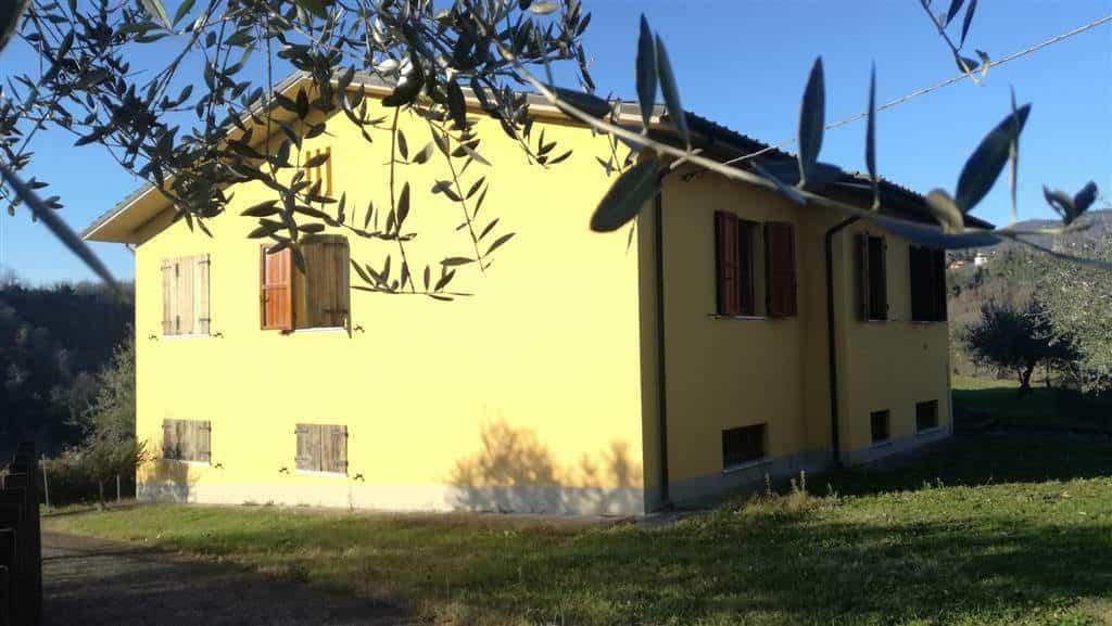 بيت في Barga, Tuscany 10701504
