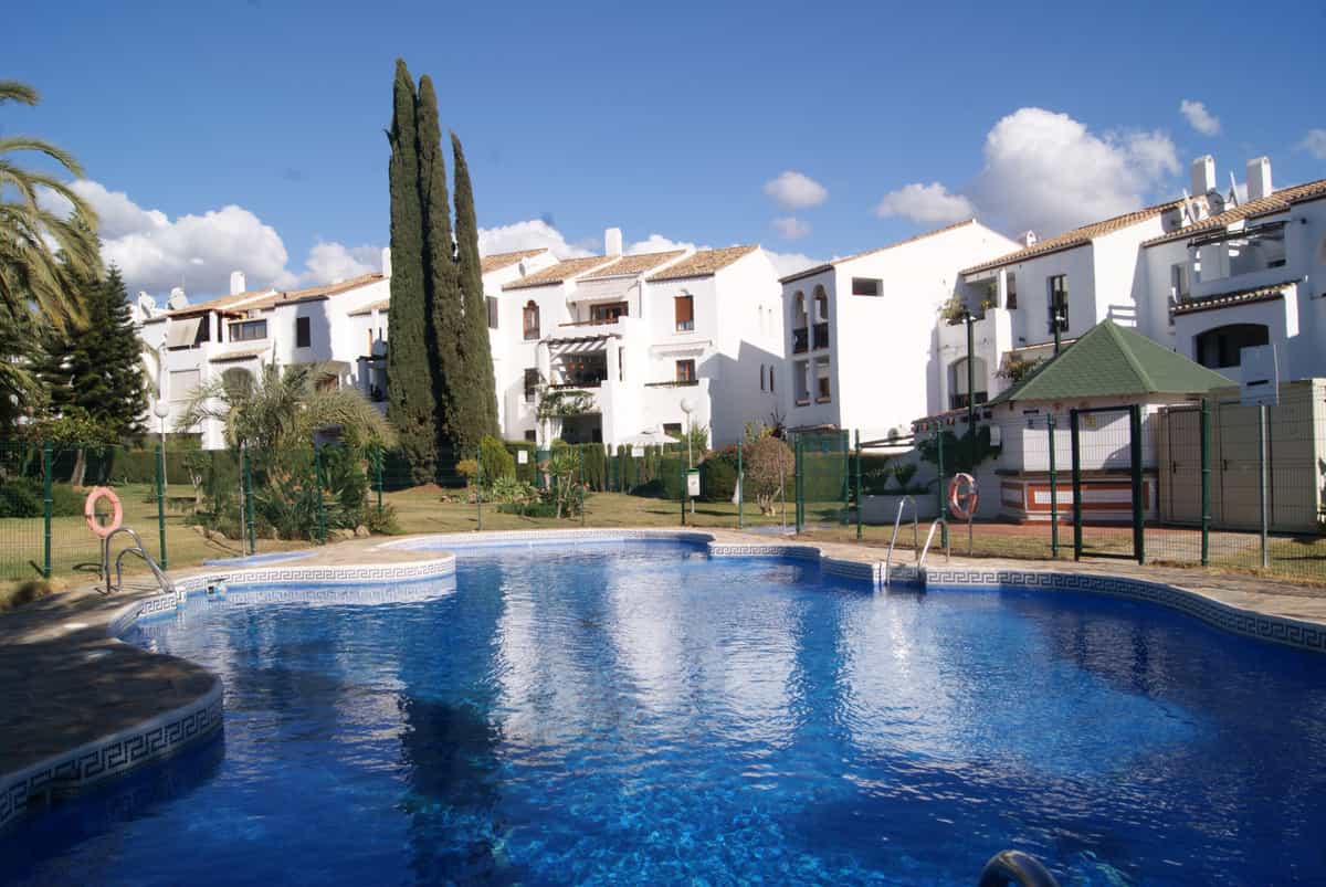Condominium in Benahavis, Andalusia 10716095