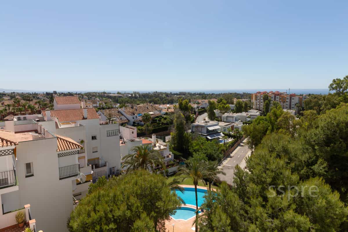 Condominium in San Pedro de Alcantara, Andalusia 10718093