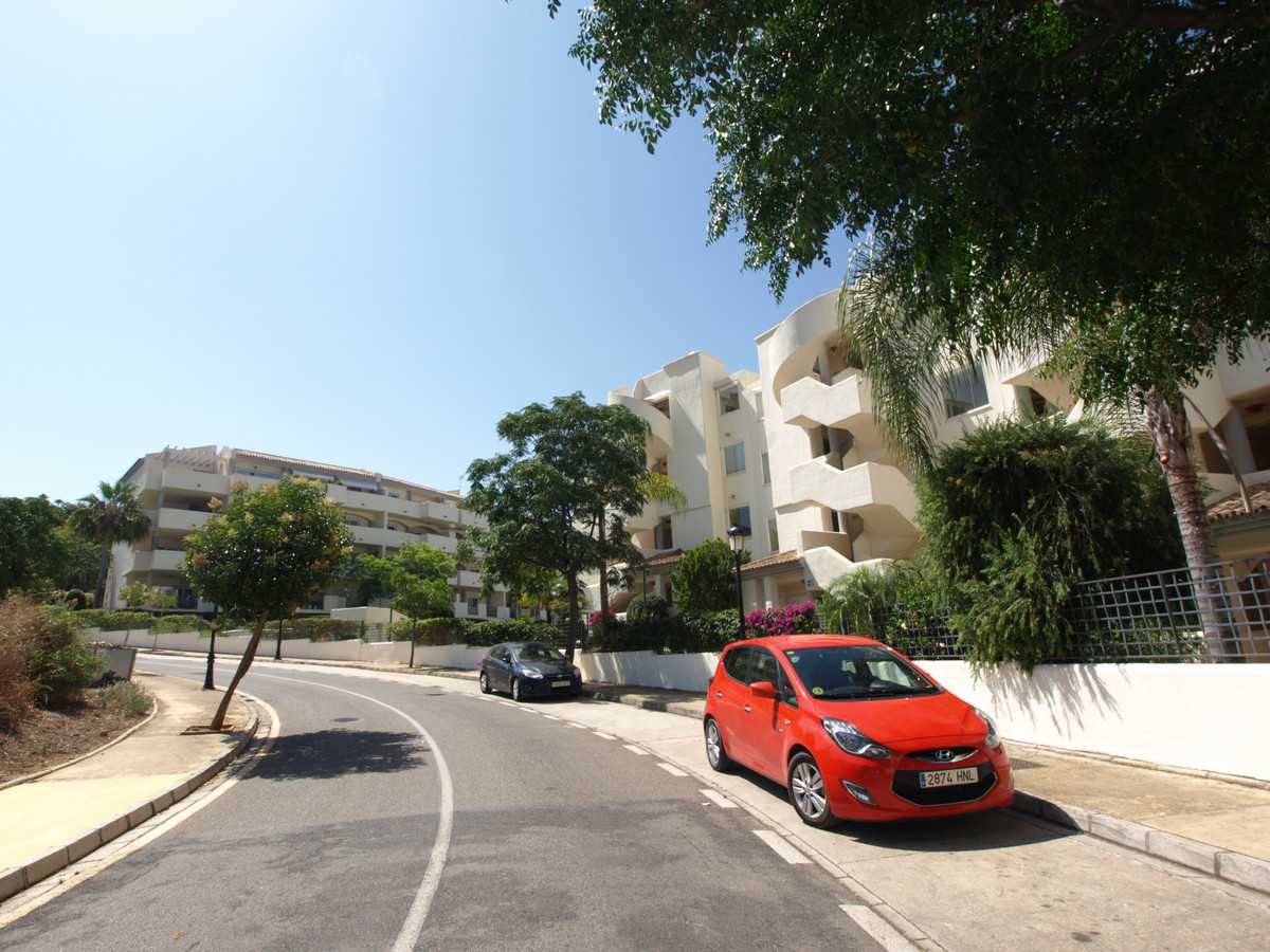 Condominium in Marbella, Andalucía 10720552