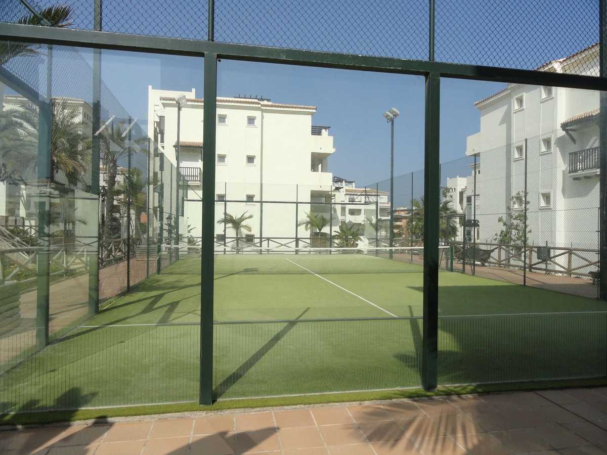 Condominium in La Duquesa, Andalucía 10726355