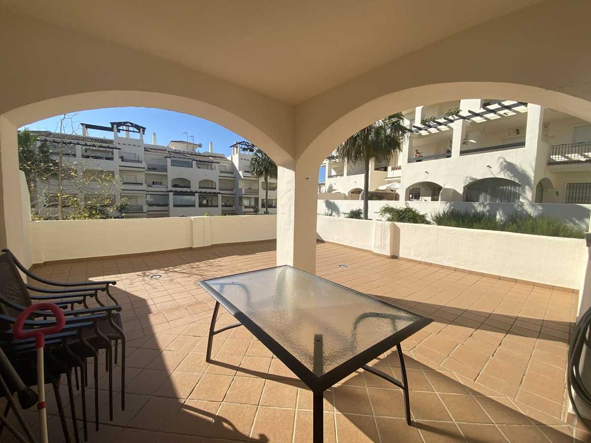 Condominium in La Duquesa, Andalucía 10726355