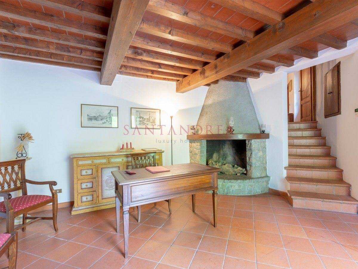 Rumah di Prato, Tuscany 10728381