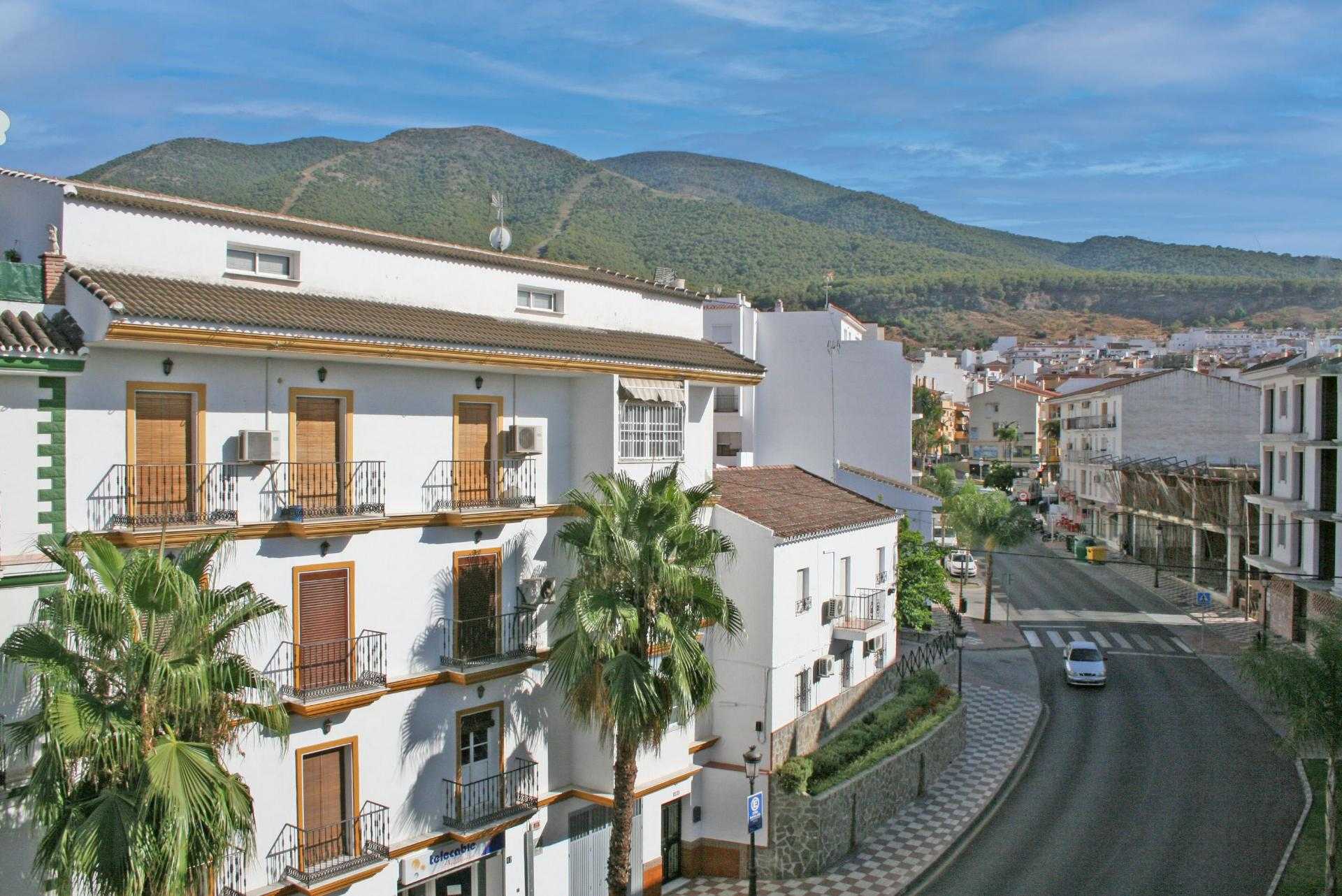Condominium in Alhaurin el Grande, Andalusia 10732198
