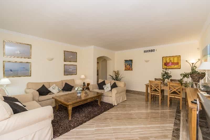 Condominium in Marbella, Andalucía 10740583