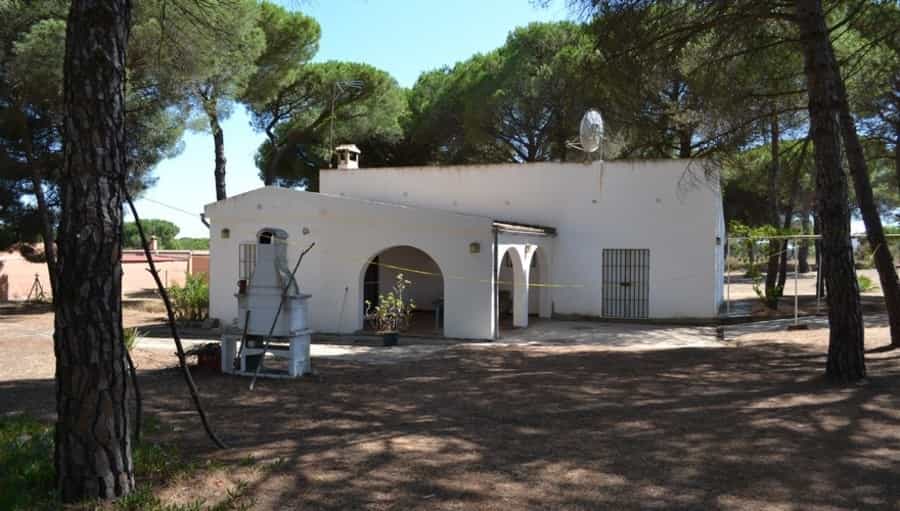 жилой дом в Bonares, Andalucía 10744484