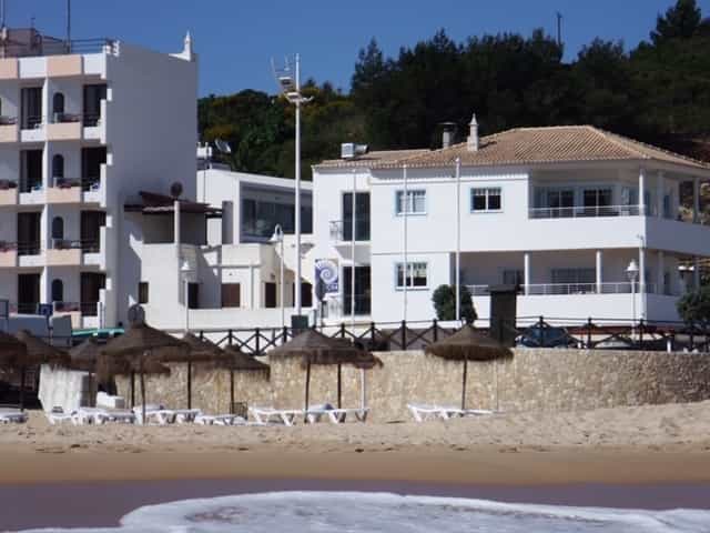 工业的 在 Praia da Salema, Faro 10745467