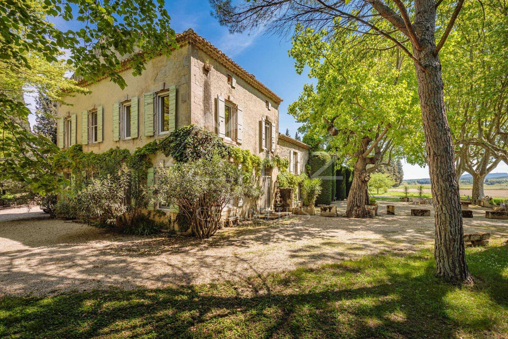 σπίτι σε Saint-Etienne-du-Gres, Provence-Alpes-Cote d'Azur 10763391