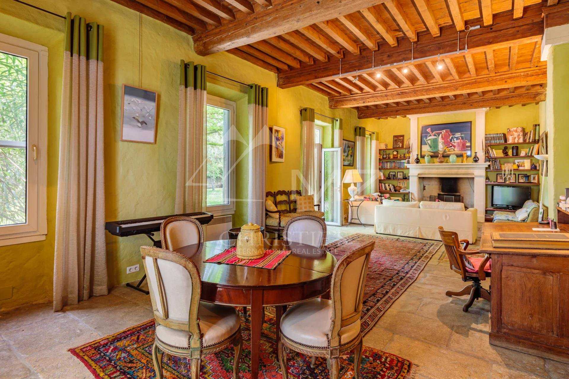 жилой дом в Saint-Etienne-du-Gres, Provence-Alpes-Cote d'Azur 10763391