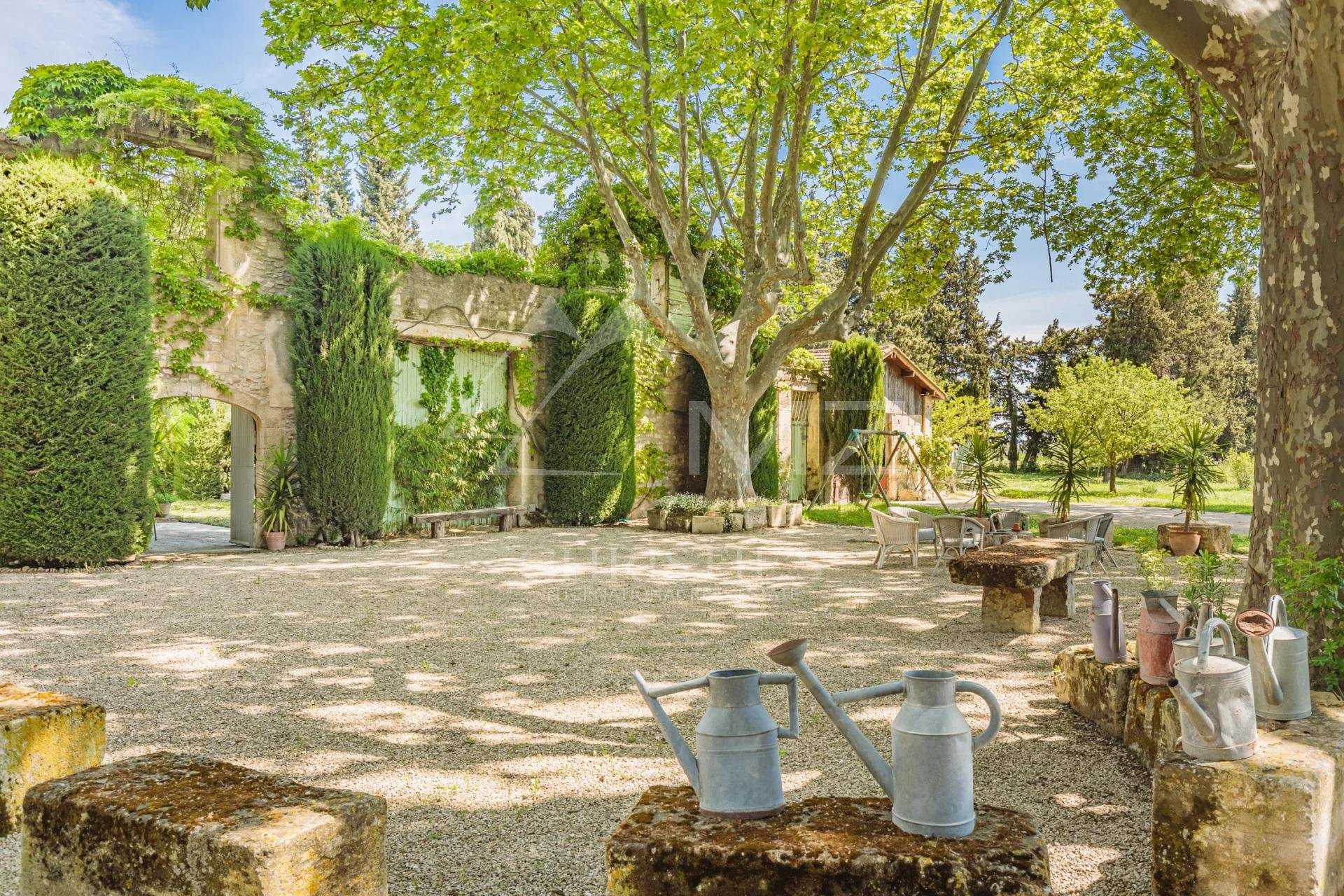σπίτι σε Saint-Etienne-du-Gres, Provence-Alpes-Cote d'Azur 10763391