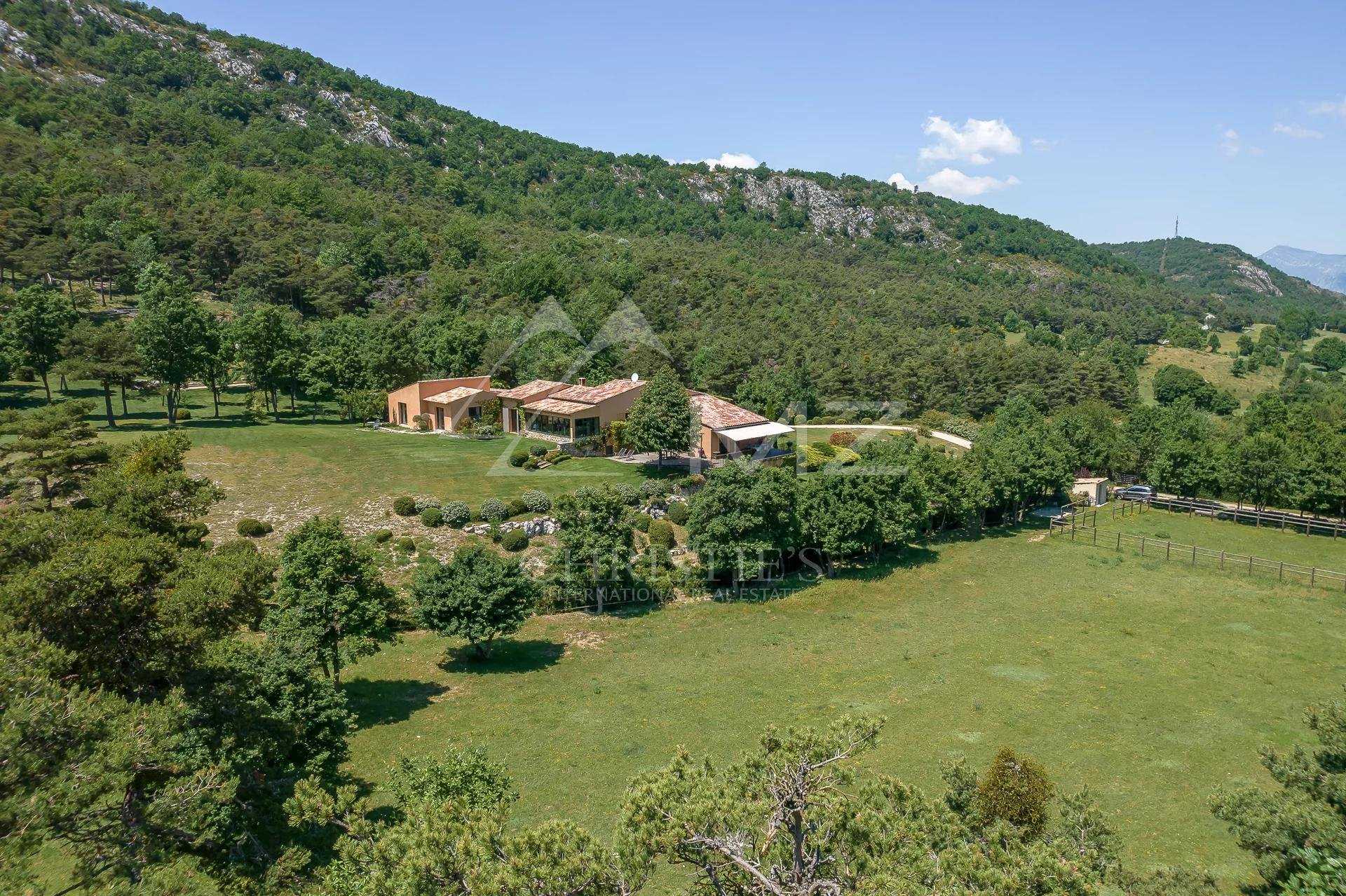 بيت في Comps-sur-Artuby, Provence-Alpes-Cote d'Azur 10763401