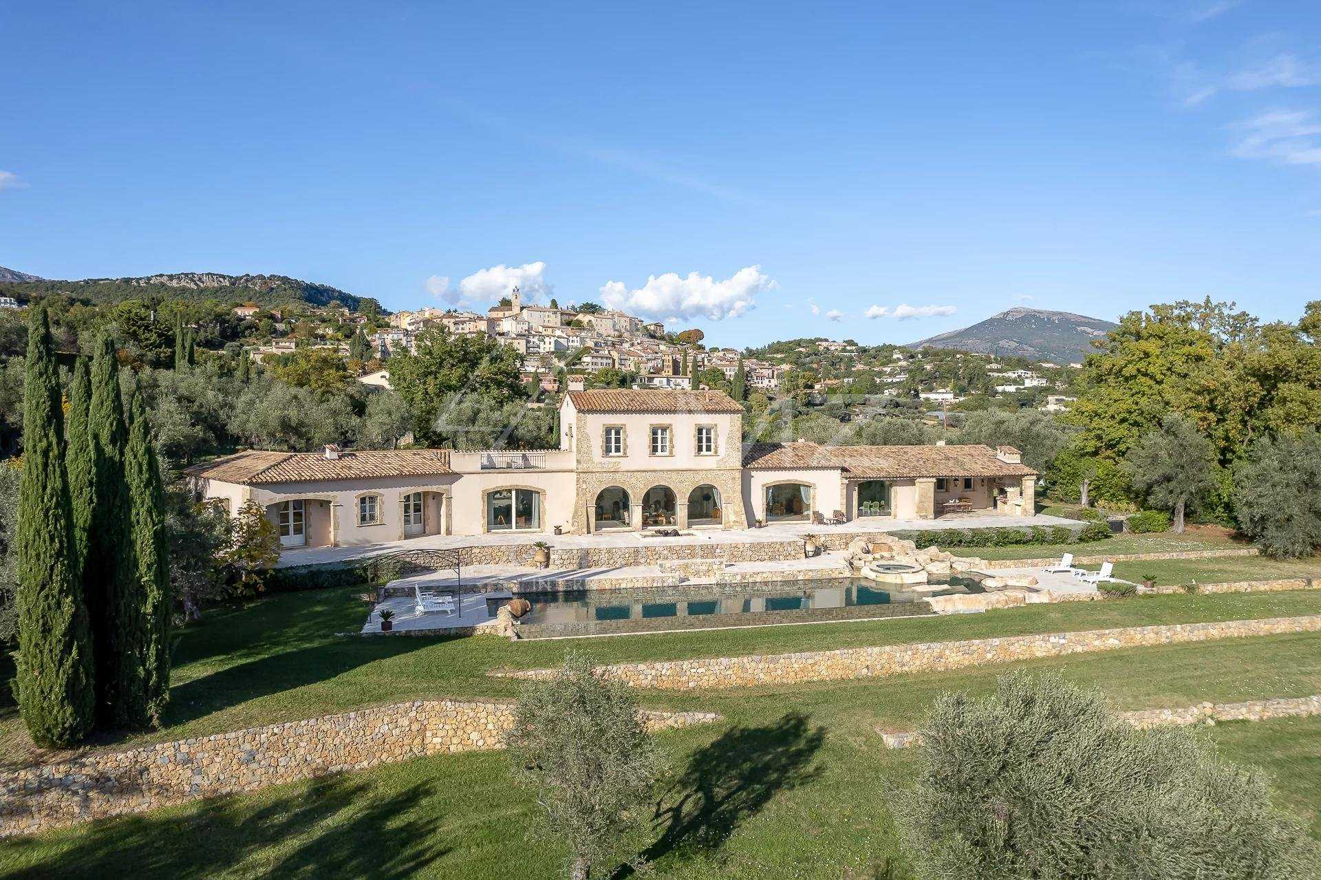 بيت في Chateauneuf-Grasse, Provence-Alpes-Cote d'Azur 10763407