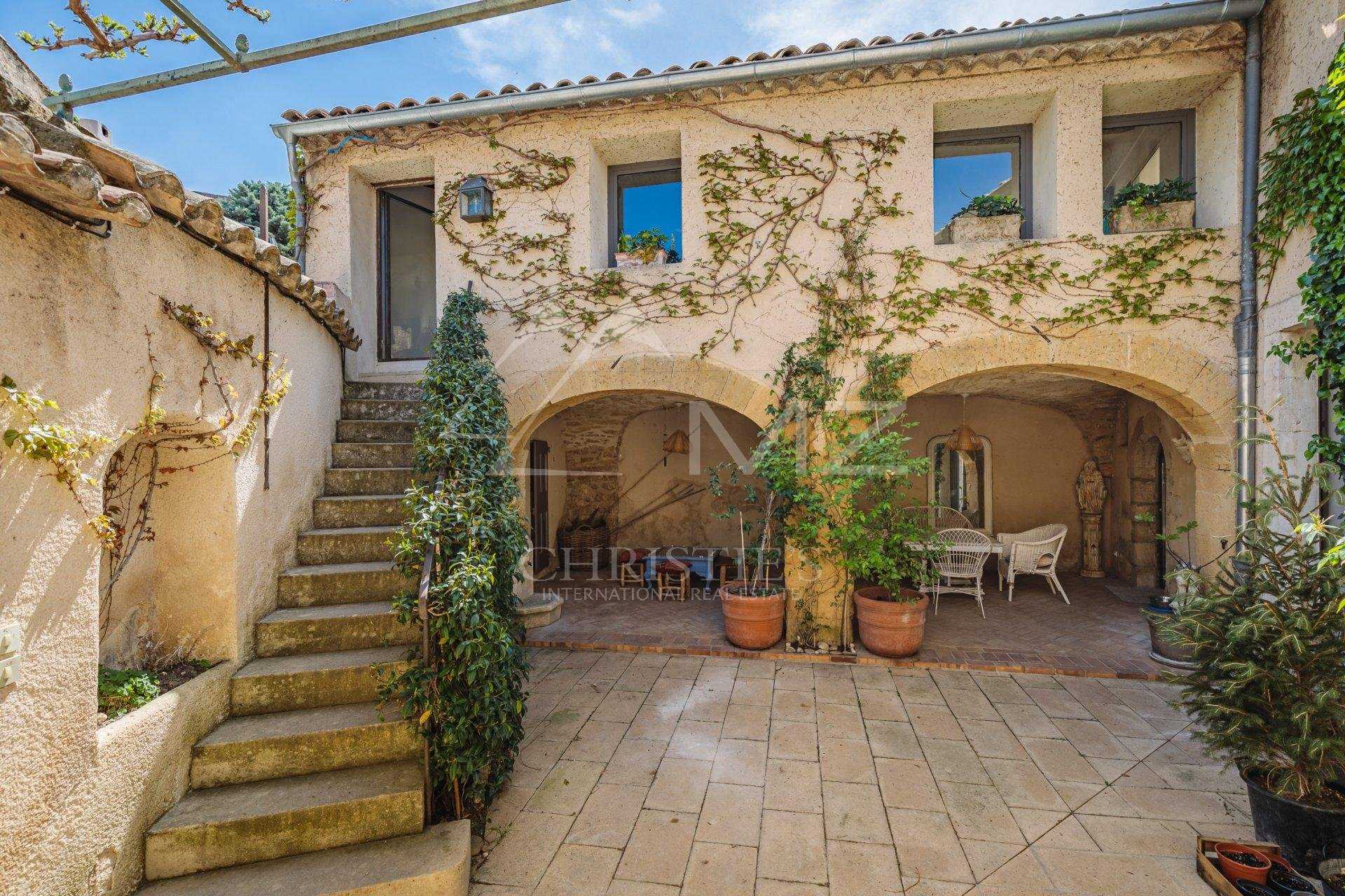 Talo sisään Lourmarin, Provence-Alpes-Cote d'Azur 10763412
