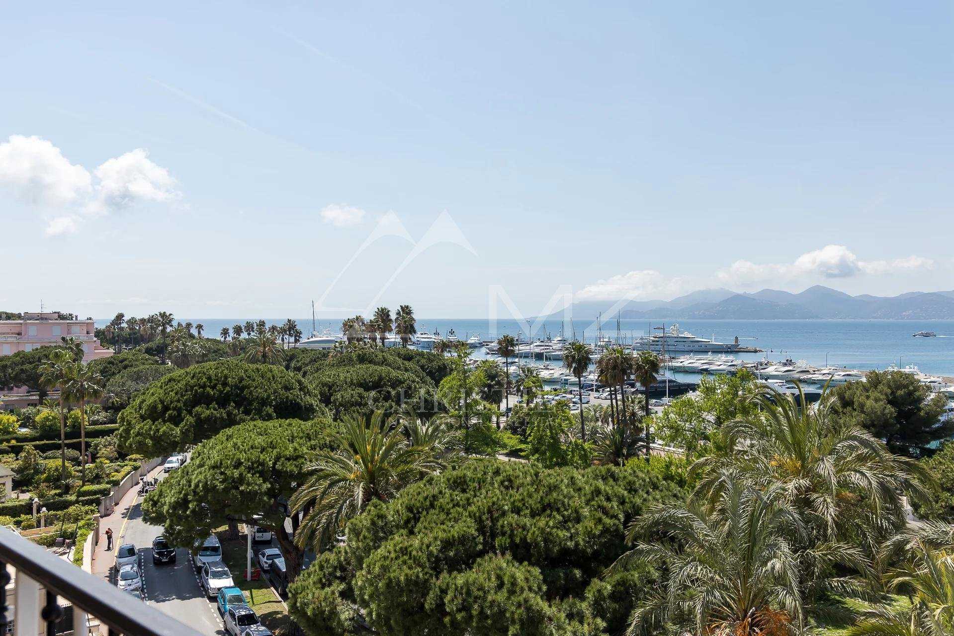 Condominium in Cannes, Provence-Alpes-Cote d'Azur 10763471