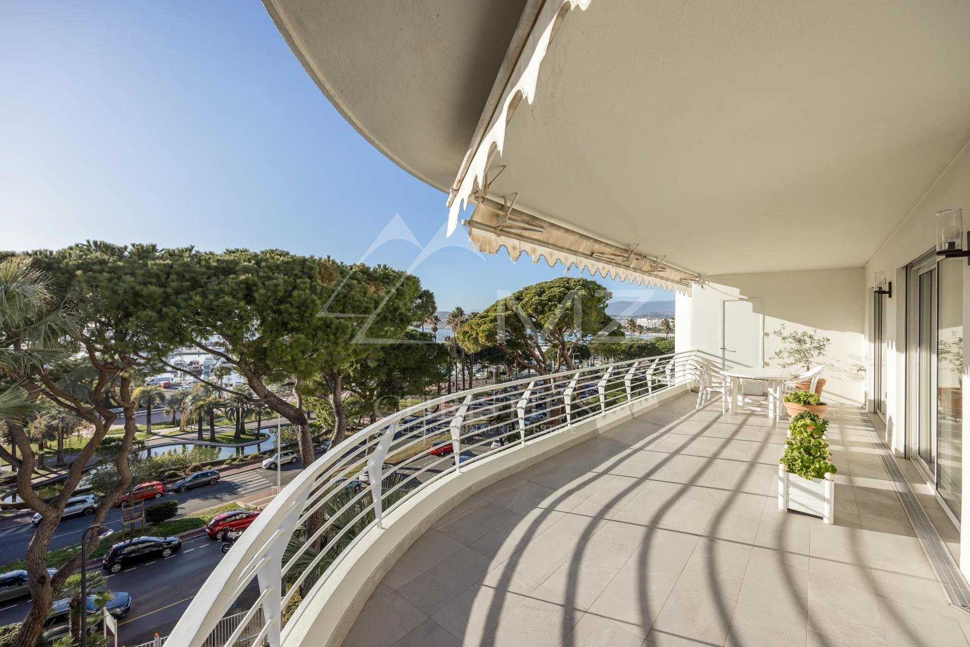 Condominium in Cannes, Alpes-Maritimes 10763477
