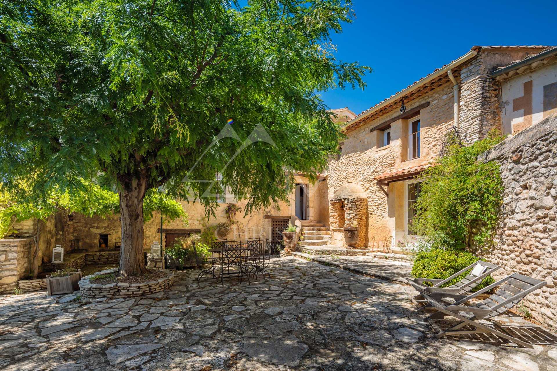 House in Saint-Saturnin-les-Apt, Provence-Alpes-Cote d'Azur 10763523