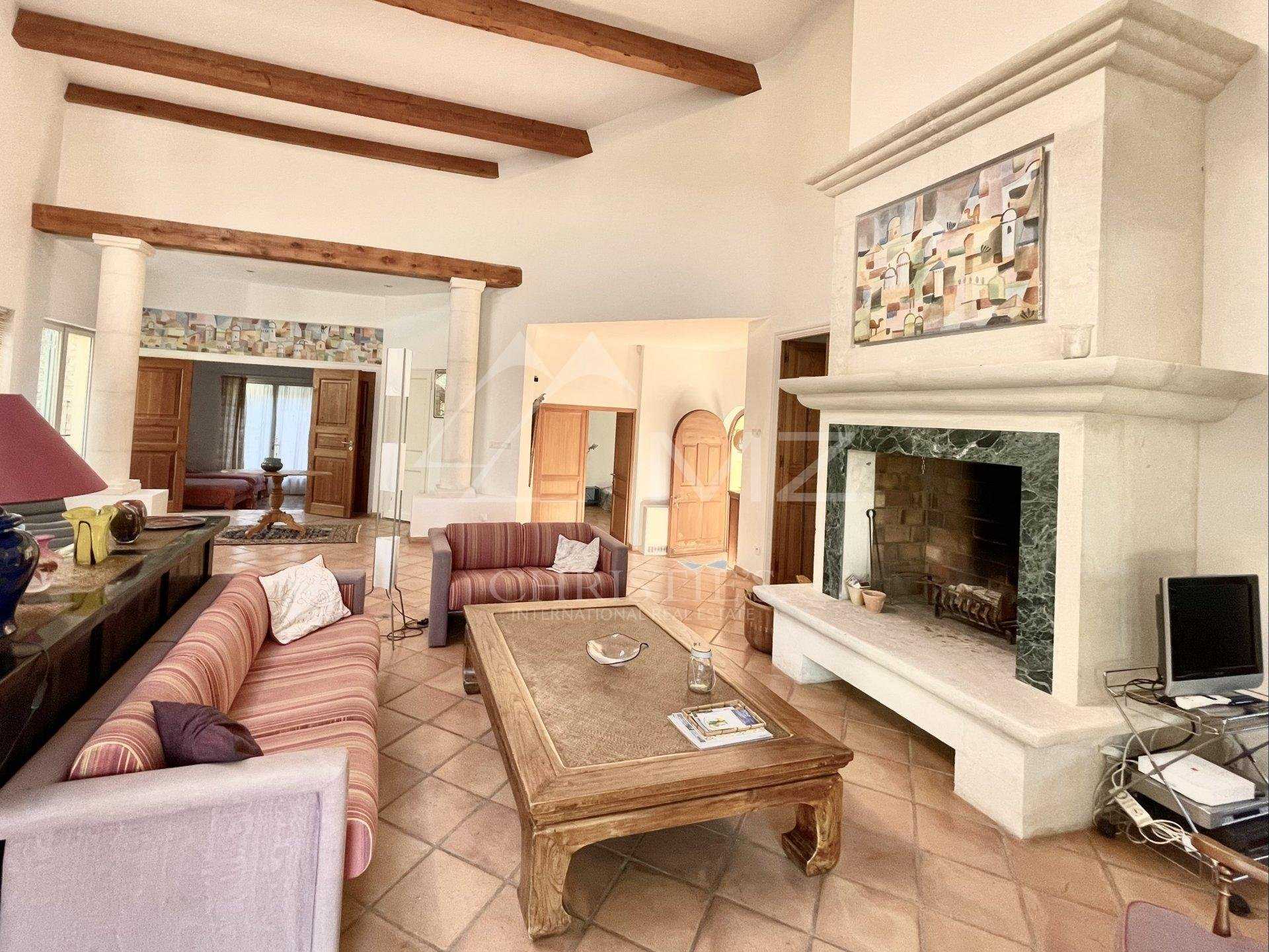 House in Gordes, Provence-Alpes-Cote d'Azur 10763532