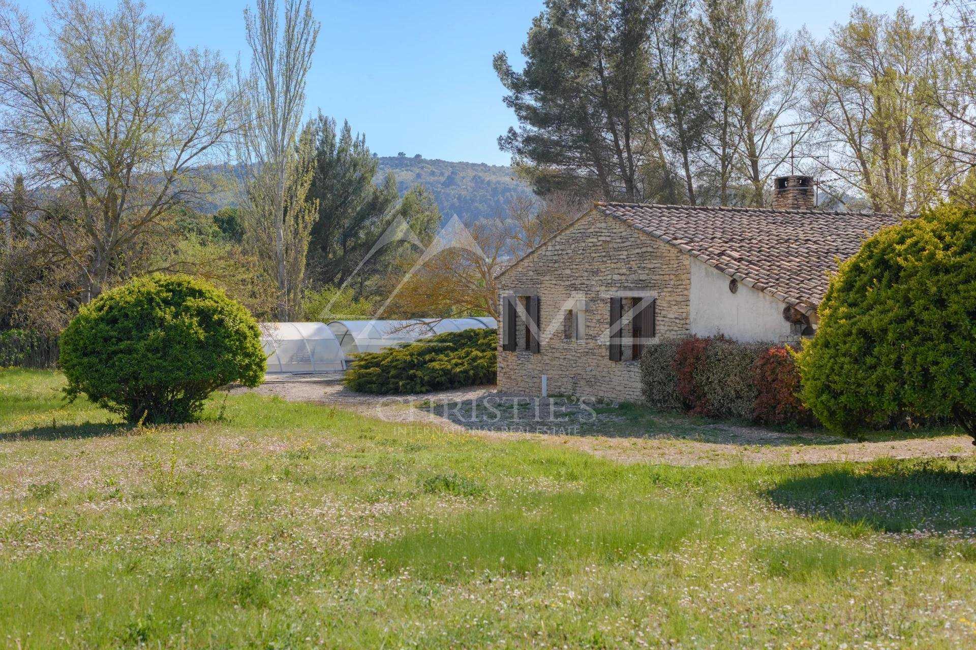 House in Gordes, Provence-Alpes-Cote d'Azur 10763538