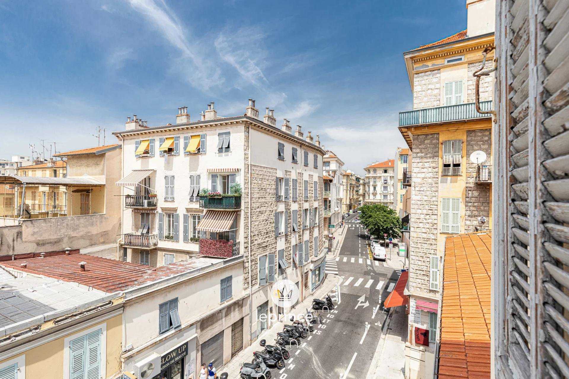 Condominium in Nice, Provence-Alpes-Cote d'Azur 10765194