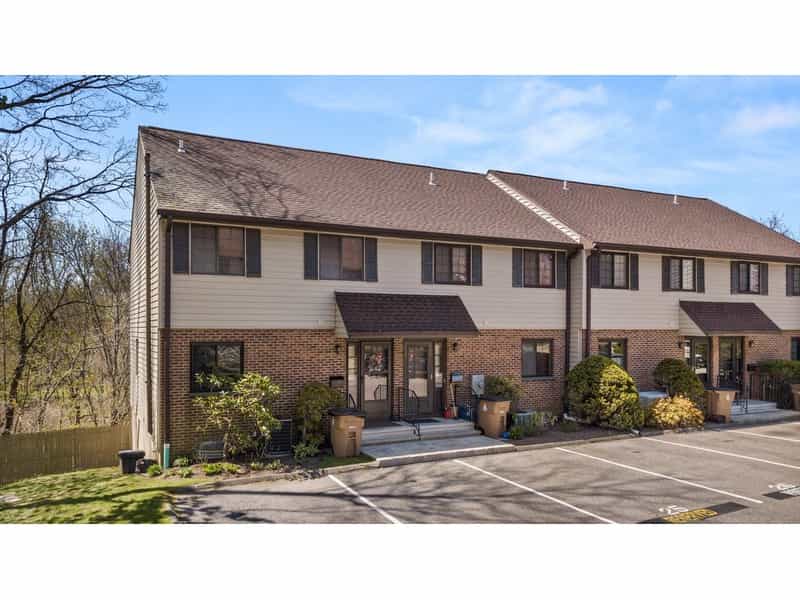 Condominium in Noroton, Connecticut 10765506