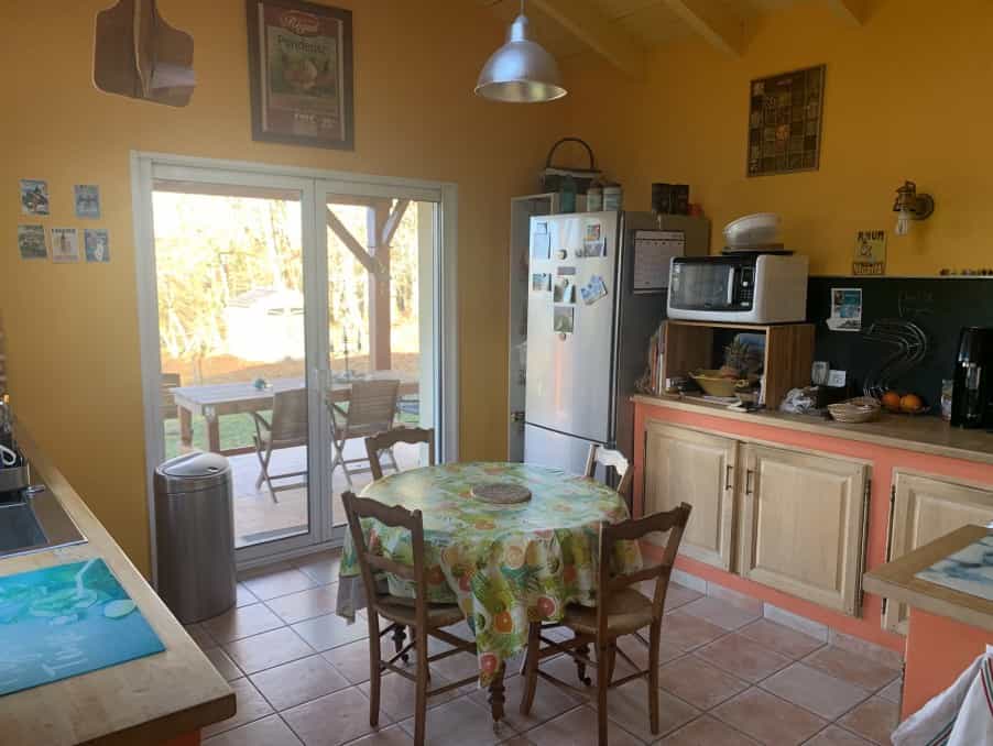 Huis in Eyraud-Crempse-Maurens, Nouvelle-Aquitaine 10765885