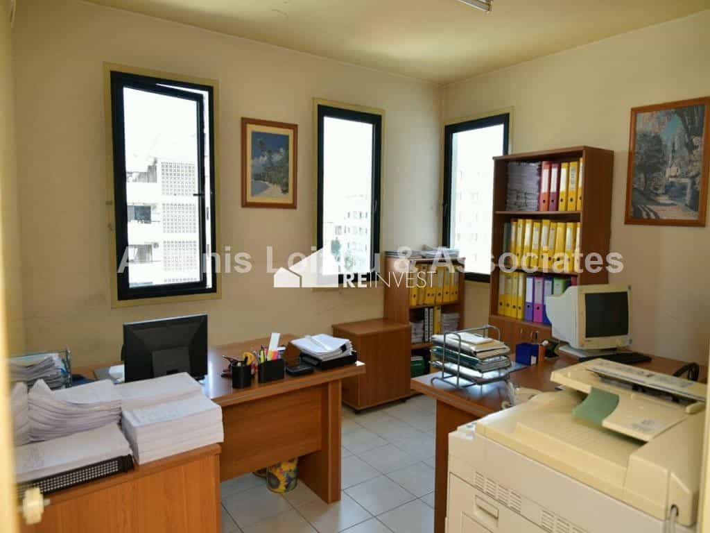 Pejabat dalam Larnaka, Larnaka 10766785