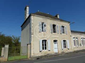 House in Brigueil-le-Chantre, Nouvelle-Aquitaine 10769212