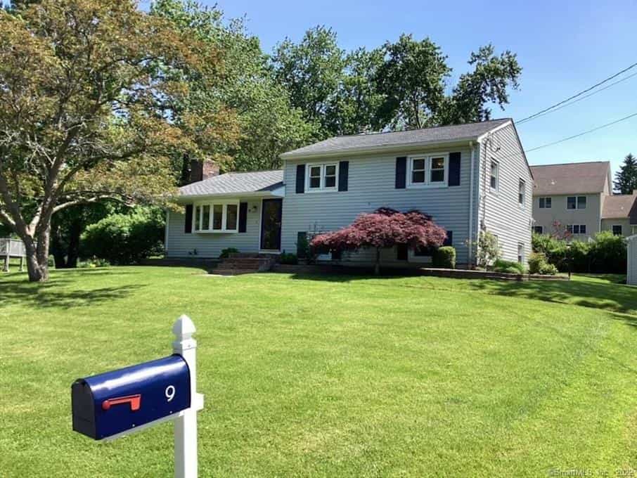 House in Taylor Corners, Connecticut 10769315