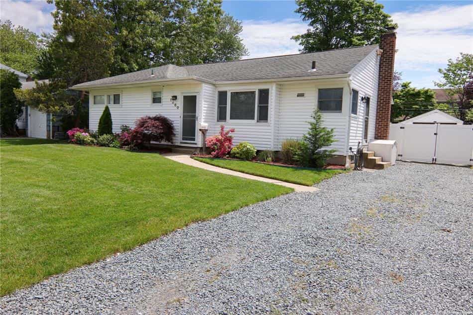 House in East Meadow, New York 10769718