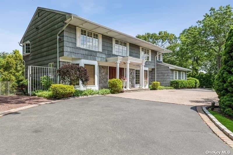 House in Dix Hills, New York 10769764