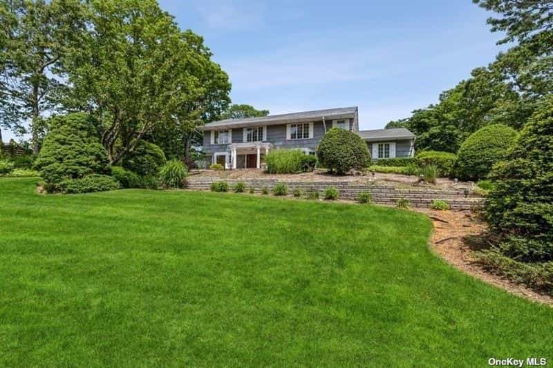 House in Dix Hills, New York 10769764