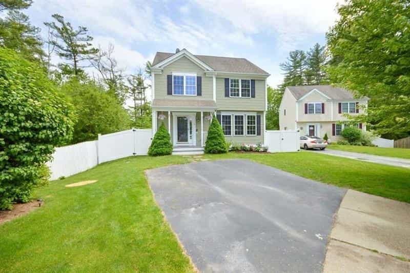 House in Pine Hill Acres, Massachusetts 10769808