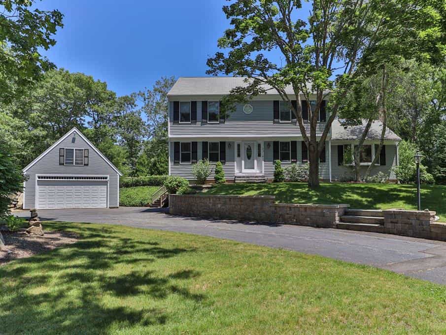 House in Pondsville, Massachusetts 10769835