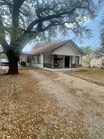 House in Brownwood, Texas 10770761